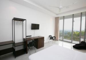 キャンディにあるThe Cloud Hanthana, Kandyのベッドルーム1室(ベッド1台、デスク、窓付)