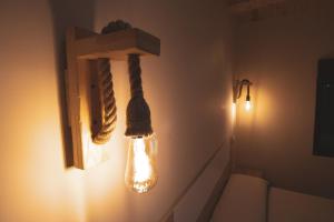 un interruptor de luz con una bombilla colgando de una pared en CASA RURAL EL PADRONCILLO, en Riópar