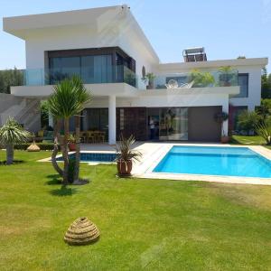een villa met een zwembad voor een huis bij Sea Breeze Villa Taghazout Bay Amda golf & ocean view in Tamraght Ouzdar