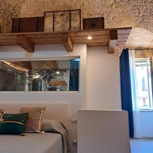 CAIETA Housing客房内的一张或多张床位
