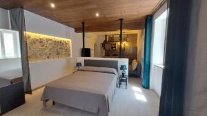 CAIETA Housing客房内的一张或多张床位