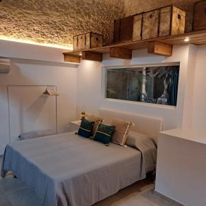 CAIETA Housing客房内的一张或多张床位