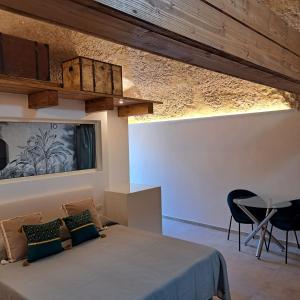 una camera con letto, tavolo e sedie di CAIETA Housing a Gaeta