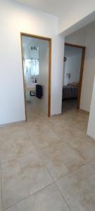 Großes Zimmer mit Bad, Waschbecken und Spiegel in der Unterkunft Duplex cómodo y elegante zona alta de Mendoza in El Challao