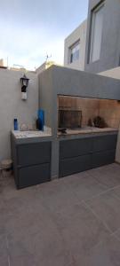 un patio avec deux lavabos et un bâtiment dans l'établissement Duplex cómodo y elegante zona alta de Mendoza, à El Challao