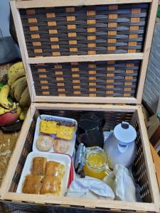 une boîte en bois remplie de nourriture et de boissons dans l'établissement chale ype, à Monte Verde