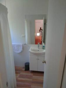 y baño con lavabo y espejo. en Cabaña Loft Campo y Mar Rocas de Santo Domingo, en Santo Domingo