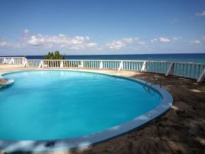 uma piscina com o oceano ao fundo em Relaxing Space with an Awesome View em Lodge