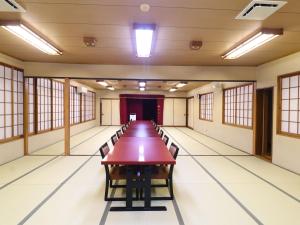 a long conference room with a long table and chairs at Uzueso in Tahara