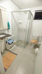 聖安熱盧的住宿－Apto em Santo Ângelo，一间带玻璃淋浴和卫生间的浴室