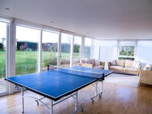 una sala de estar con mesa de ping pong. en 2 Princes Cottages en Plymouth