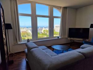 Televízia a/alebo spoločenská miestnosť v ubytovaní Flat in Primel with Sea View & Beaches Nearby