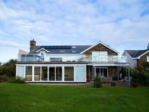 Casa grande con ventanas grandes y césped en 2 Princes Cottages en Plymouth