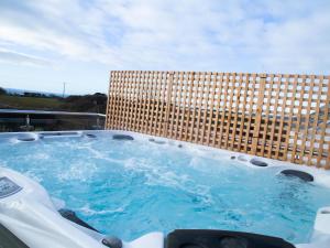 un bain à remous en face d'un bâtiment dans l'établissement 2 Princes Cottages, à Plymouth