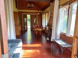 a living room with a couch and a table at Casa com churrasqueira piscina privativa em São Pedro da Serra - Perto de Lumiar in Nova Friburgo