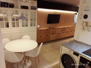 Kuchyň nebo kuchyňský kout v ubytování 2 bedroom large modern apartment in Blanes Old Town 50m from the beach!