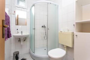 Ένα μπάνιο στο Apartments with parking space Cove Smrceva, Brac - 20193