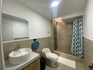 uma casa de banho com um lavatório, um WC e um chuveiro em Suits Mirador de Luz em Cuenca