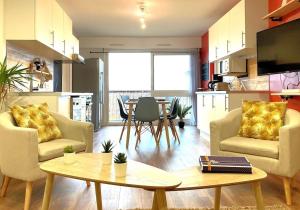 a living room with two chairs and a table at La Vila Joiosa in Saint-Herblain