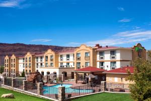 Bazén v ubytování Holiday Inn Express Hotel & Suites Moab by IHG nebo v jeho okolí