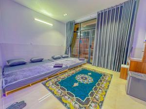 Postel nebo postele na pokoji v ubytování NHÂN TÂY 2 HOTELs