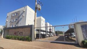 a building with a gate in front of a street at Ap de 2 quartos com AR, wifi e garagem - Bairro tranquilo in Santo Ângelo
