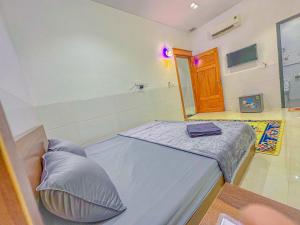 Postel nebo postele na pokoji v ubytování NHÂN TÂY 2 HOTELs