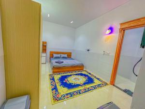 Postel nebo postele na pokoji v ubytování NHÂN TÂY 2 HOTELs