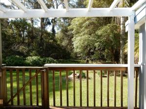 eine abgeschirmte Veranda mit Blick auf einen Hof in der Unterkunft Donlan's Delight in Mollymook