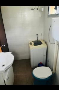 uma pequena casa de banho com WC e lavatório em La escondida em Mercedes