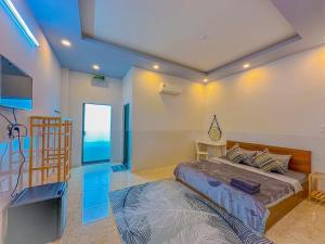 Postel nebo postele na pokoji v ubytování NHÂN TÂY 2 HOTELs