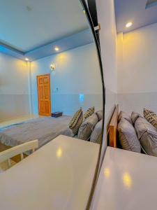 Postel nebo postele na pokoji v ubytování NHÂN TÂY 2 HOTELs