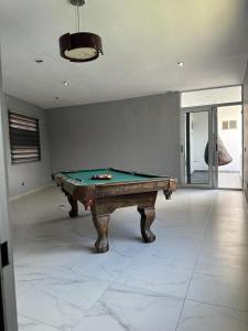 um quarto com uma mesa de bilhar numa casa em Residencia en Apodaca Nuevo León em Monterrey