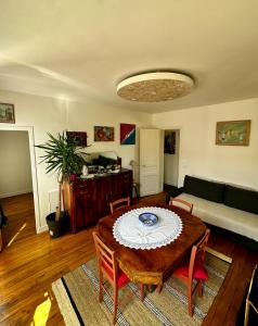 ein Wohnzimmer mit einem Tisch und einem Sofa in der Unterkunft Appartement SAINTE ELISABETH - République in Paris
