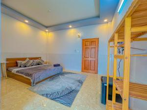 Postel nebo postele na pokoji v ubytování NHÂN TÂY 2 HOTELs