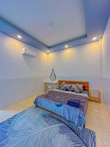 Postel nebo postele na pokoji v ubytování NHÂN TÂY 2 HOTELs