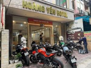 un grupo de motocicletas estacionadas frente a una tienda en Hoang Yen Hotel - Gần đại học Sư Phạm TN en Thái Nguyên