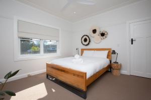 a bedroom with a bed and a window at Bounty on Bligh in Tamworth