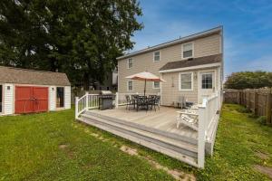 een houten terras voor een huis bij Sea La Vie in Virginia Beach
