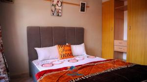łóżko z 2 poduszkami w pokoju w obiekcie Carla's Home w mieście Voi