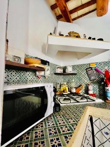 a kitchen with a stove and a microwave at Cortile Padre Vincenzo in Erice