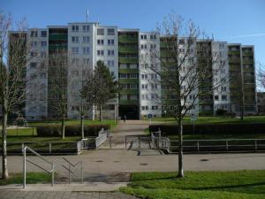 un parc avec bancs et un bâtiment en arrière-plan dans l'établissement APP für alles & für jeden # 41199 in der City, mit Lift im HH, à Mönchengladbach