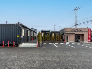 真岡市にあるHOTEL R9 The Yard Mokainterの建物の隣の空き駐車場