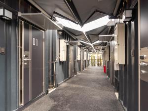 真岡市にあるHOTEL R9 The Yard Mokainterの天井のオフィスビルの空廊