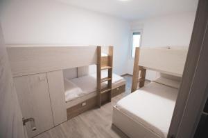 Katil dua tingkat atau katil-katil dua tingkat dalam bilik di LOS PLÁTANOS - Riópar