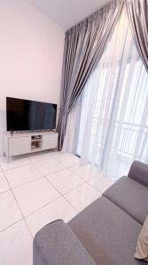 sala de estar con TV de pantalla plana y sofá en TheSun #3BR #PISA #FTZ #FamilyStay #USM, en Bayan Lepas