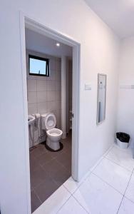 a bathroom with a toilet and two sinks and a window at TheSun #3BR #PISA #FTZ #FamilyStay #USM in Bayan Lepas