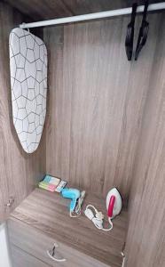 Baño pequeño con espejo y pared de madera en TheSun #3BR #PISA #FTZ #FamilyStay #USM, en Bayan Lepas