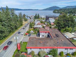 una vista aérea de una ciudad con una calle y un lago en Croft Inn Motel, en Crofton