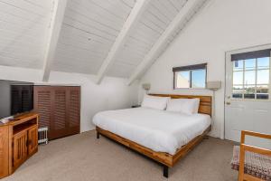 a bedroom with a bed and a desk and a window at Tidal House 2 in Ocean Shores